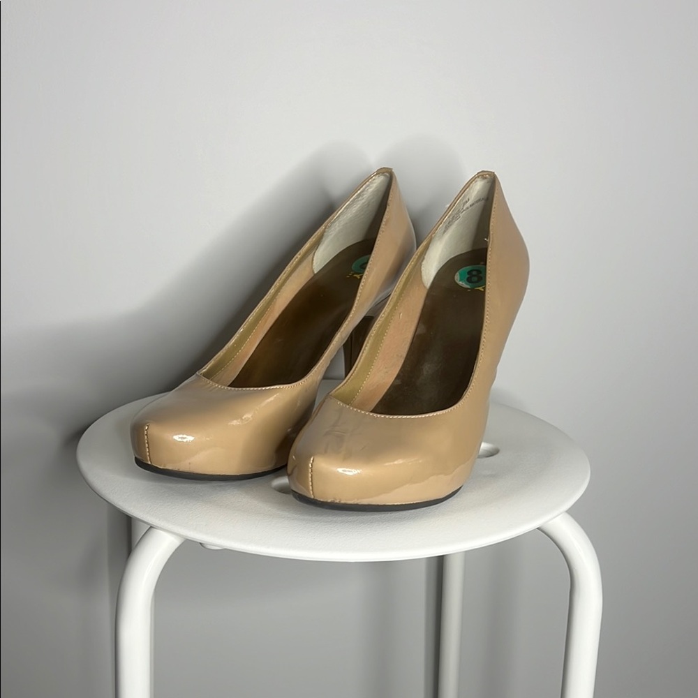 Me too patent leather beige nude pumps